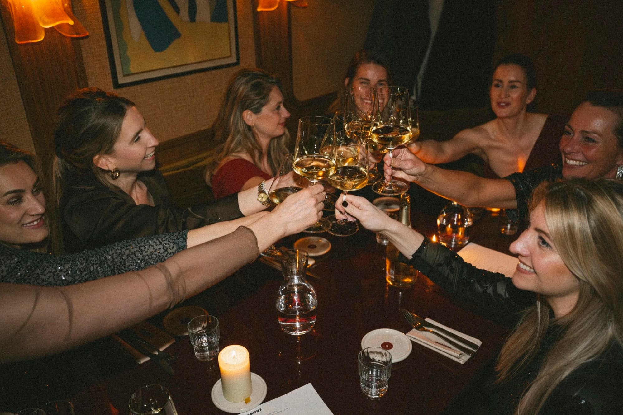 Founders van Saint Ivy proosten samen aan tafel